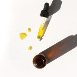 Huile De Soin Equilibrante & Purifiante - Noisette, Chanvre Et Nigelle - Peaux Mixtes - Clémence & Vivien - 30 ML -XOXO Cosmetique Magasin Huiledesoinpeauxmixtes clemence vivien4