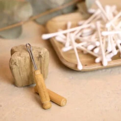 Cure-Oreille Escurette En Bois De Charme - Comme Avant - 7 Cm 5 Cure-Oreille Escurette En Bois De Charme - Comme Avant - 7 Cm -XOXO Cosmetique Magasin POST CUREOREILLE 1296x jpg